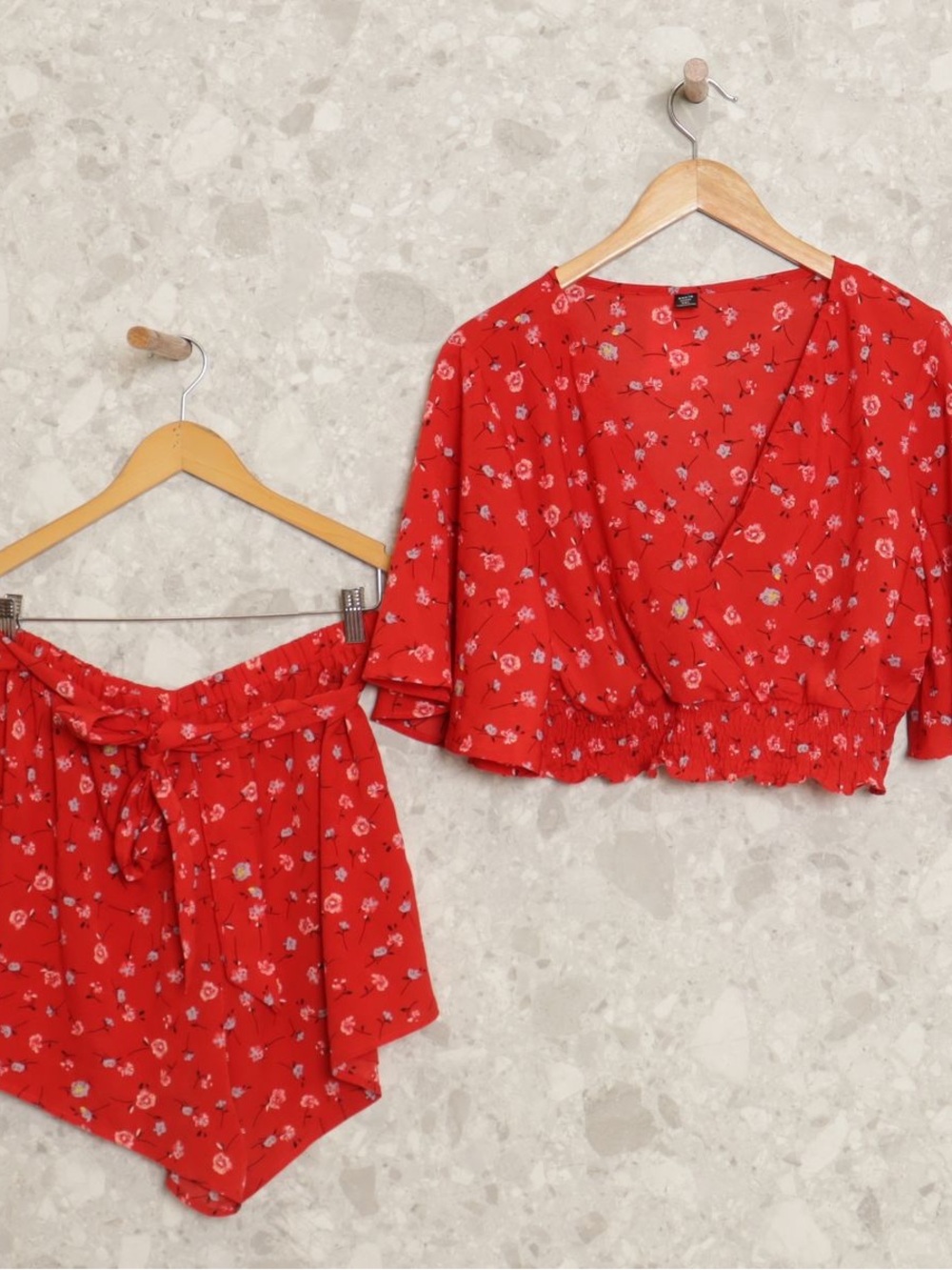 Red Floral Set: Cropped Top with Shorts with Tie - SHEIN Like New